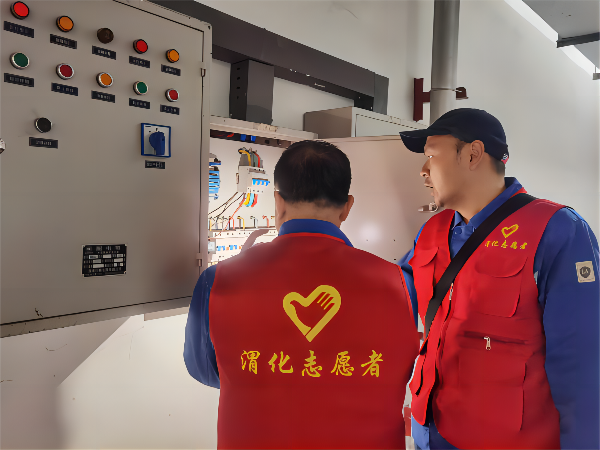 3月2日學(xué)雷鋒活動現(xiàn)場，黨員喬磊和王益對現(xiàn)場配電箱進(jìn)行隱患排查(1).png