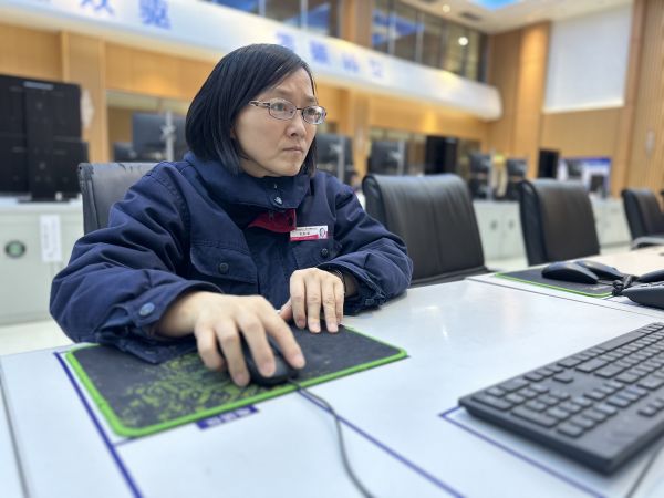 2023年3月24日，師傅劉秋榮在控制室巡檢裝置運(yùn)行狀況工作照。.jpg