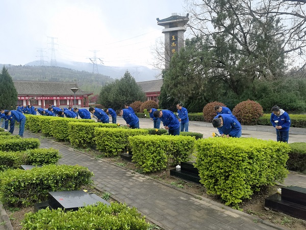 4月3日，全體黨員在烈士園碑區(qū)祭掃陵園、默哀深思.jpg
