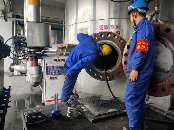 4月8日，氣化爐爐內(nèi)進人檢修畫面。.jpg
