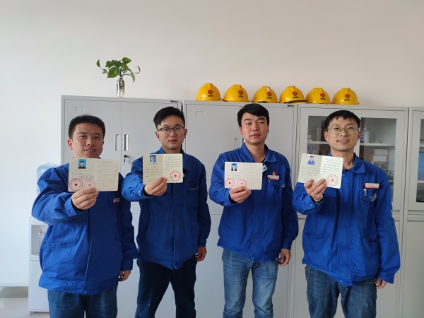 分析化驗室在線儀表班席輝，張超等人獲得環(huán)境保護設施技能證書.jpg