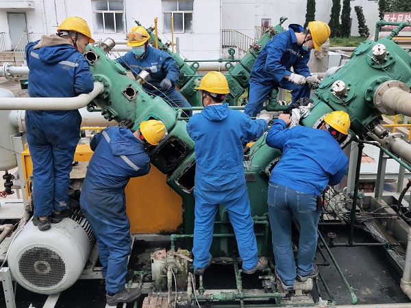 4月28日16時，檢修人員檢修二號小冰機.jpg