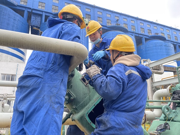 領工鄭世榮組織人員拆卸活塞缸.jpg