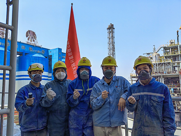 5月12日，動力車間三期脫硫塔灰斗平臺，青年先鋒隊清理脫硫塔灰斗內(nèi)積灰，在休息時合影.jpg