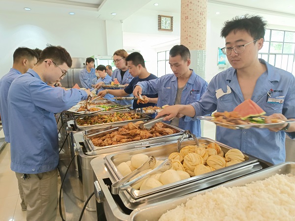 5月15日，檢修人在食堂用餐.jpg