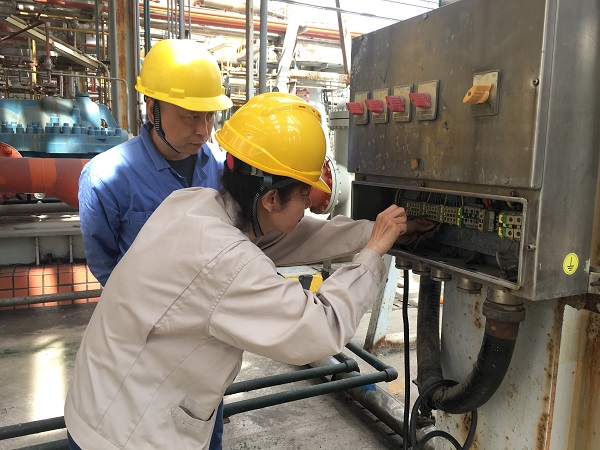 三期大檢修期間，臨時(shí)用電保障小組在現(xiàn)場(chǎng)為施工單位接電焊機(jī).jpg