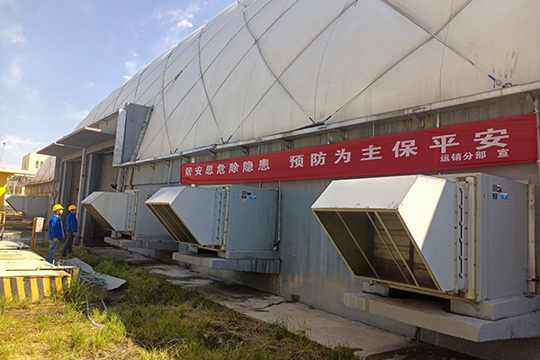 6月7日，運銷分部，張海波、曹侃、李智民等人員，在氣膜棚排查隱患運銷分部 伍思盈 攝.jpg