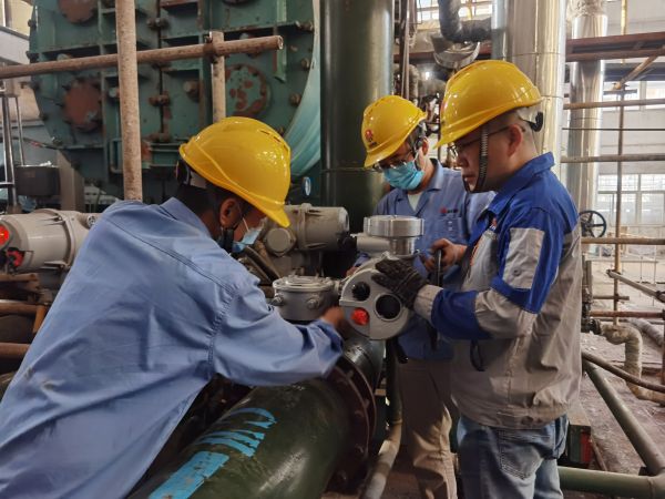 鍋爐裝置現場，徐騰飛、王明明與廠家人員正在安裝電動執(zhí)行機構.jpg