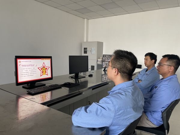 電氣運(yùn)行二班成員組織觀看化工企業(yè)安全生產(chǎn)事故方面的視頻。.jpg