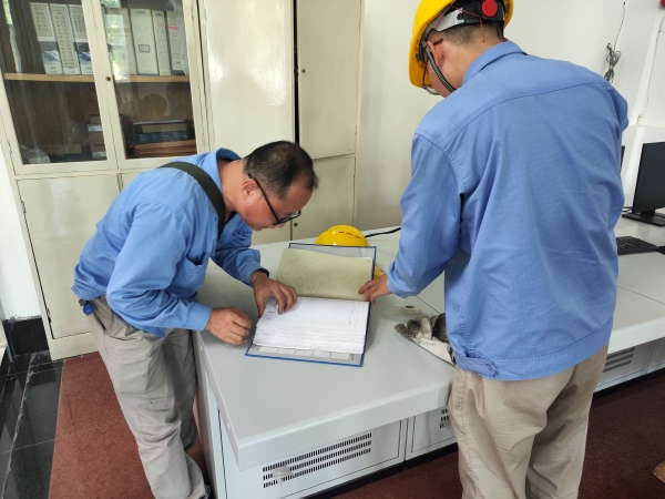 師帶徒，8月21日，老師傅王益在一期控制室為新員工胡含朗講解儀表設(shè)備圖紙.jpg