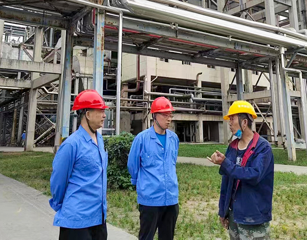 實業(yè)公司領(lǐng)導尚建紅帶隊到灰渣拉運裝置現(xiàn)場進行安全隱患排查，對現(xiàn)場作業(yè)人員進行安全叮囑.jpg
