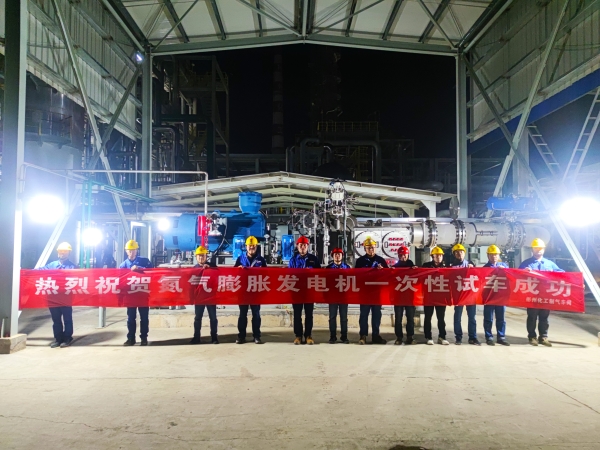 圖1 制氣車間氮?dú)馀蛎洐C(jī)一次試車成功合影留念。全俊杰 攝 (2).jpg