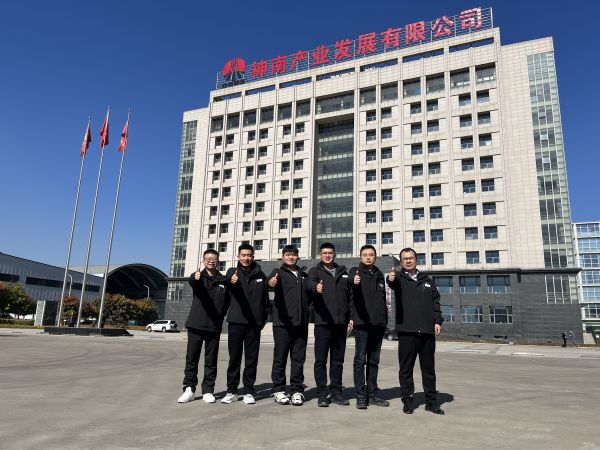 2023年10月14日，參加陜煤集團第二十屆班組長綜合素質(zhì)提升班，渭化集團公司班組長代表在神南學(xué)院辦公樓前合影留念.jpg