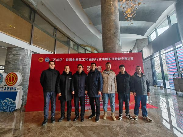 副總經(jīng)理趙強(qiáng)、工會(huì)副主席李景忠、合成車間主任王東亮與參賽隊(duì)員在決賽前夕合影留念2.jpg