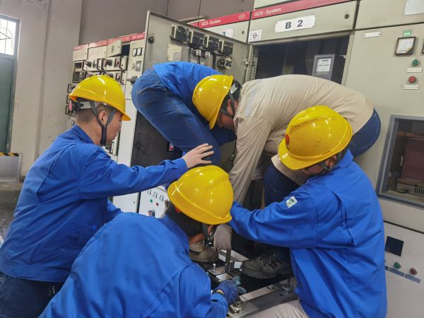 今年大檢修期間，電氣檢修人員齊心協(xié)力“修舊利廢”.jpg