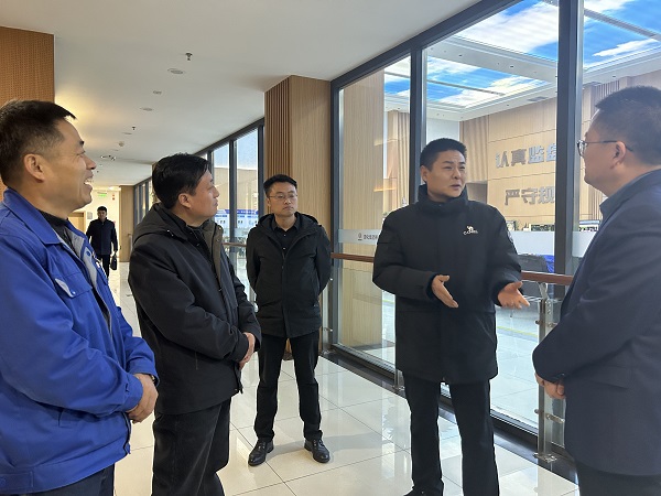 1月31日，咸陽市工信局副局長趙英立來彬州公司調(diào)研檢查1.jpg