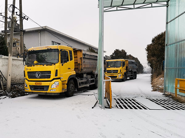 2月21日，運銷市場部，藺毅、趙冰等人員，在渣場現(xiàn)場清理積雪。運銷市場部 藺毅 攝 - 副本.jpg