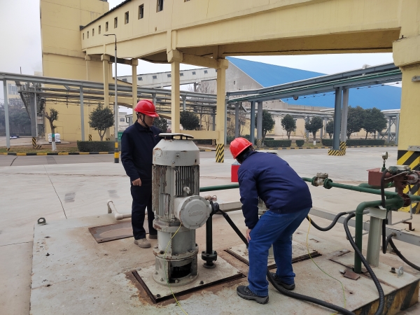 3月11日，計控電儀部部長王文波帶隊對現(xiàn)場電氣儀表設(shè)備防雷防靜電接地設(shè)施進行專項檢查 (1).jpg