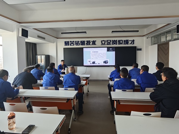 3月20日，計(jì)控電儀部青年講師郭愛軍為部門人員進(jìn)行Fisher智能定位器DVC6200專項(xiàng)培訓(xùn)1.jpg