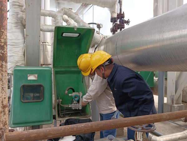 三期檢修差壓發(fā)電現(xiàn)場，計控電儀部空分尿素工段人員在現(xiàn)場檢修儀表設備并探討學習.jpg