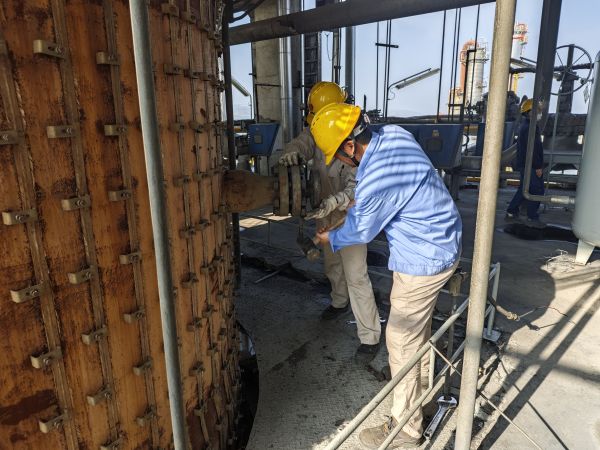 4月15日，三期大檢修現(xiàn)場，計控電儀部段長左克利和老師傅吳培榮一起進行六號爐高溫熱電偶拆檢工作.jpg
