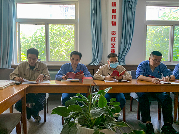 黨員依次誦讀《中國共產(chǎn)黨紀律處分條例》內容.jpg