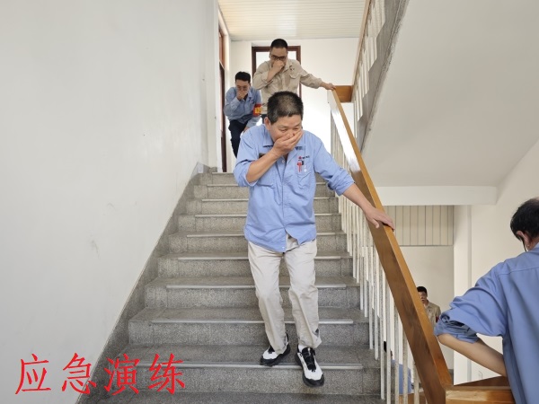 6月13日上午，各樓層人員在疏散引導(dǎo)組成員的帶領(lǐng)下進(jìn)行有序逃生.jpg