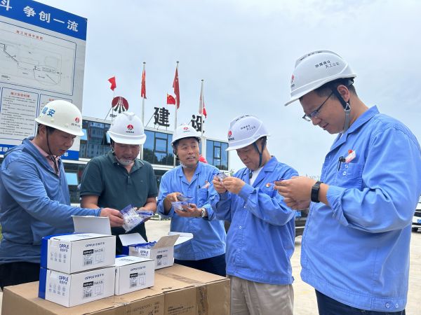 7.10公司領(lǐng)導(dǎo)深入施工現(xiàn)場、職工餐廳督導(dǎo)檢查附圖1.jpg