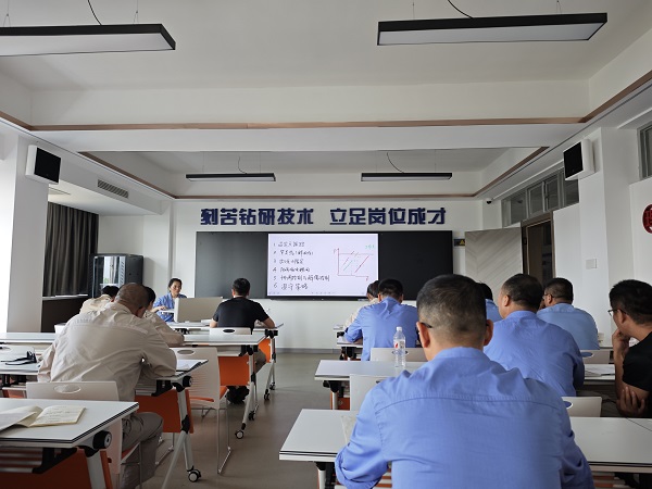 近日，計(jì)控電儀部主任工程師馬曉華為部門(mén)人員進(jìn)行了“離心式壓縮機(jī)的防喘振控制” 培訓(xùn)1.jpg