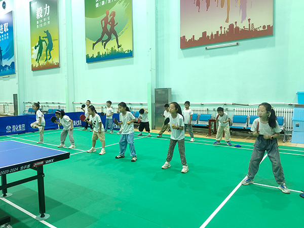 2024年8月1日，渭化集團乒乓球館，小學(xué)生學(xué)習(xí)乒乓球.jpg