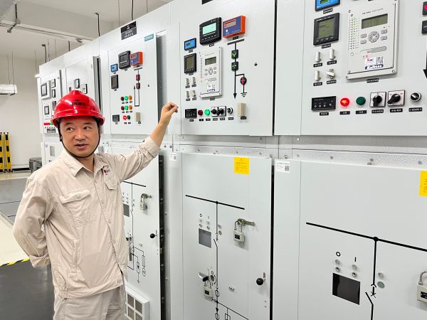 王文波查看配電室溫濕度，確保消防安全.jpg