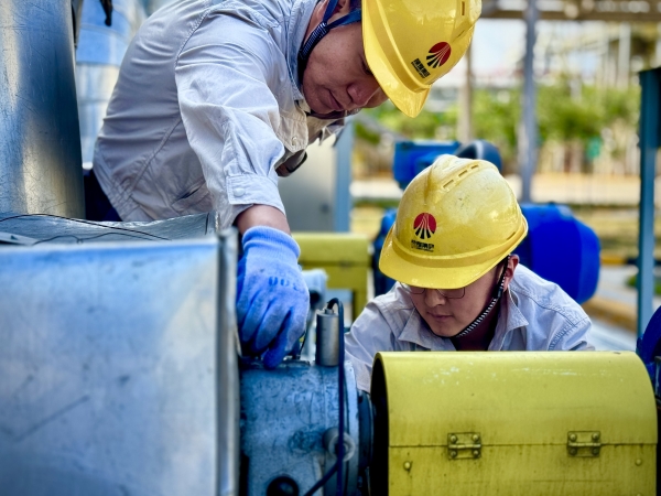 2024年9月，乙二醇車間職工在認(rèn)真檢查機(jī)泵運(yùn)行情況.jpg