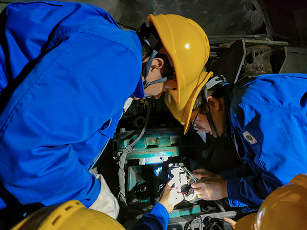 10月30日晚22時(shí)，工藝配合電氣人員拆卸故障電機(jī)。.jpg