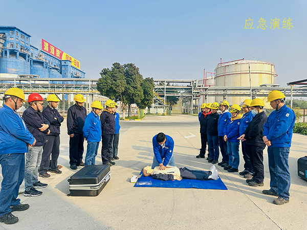 11月8日下午，應(yīng)急救援隊(duì)張伯倫為職工進(jìn)行心肺復(fù)蘇操作技能培訓(xùn).jpg