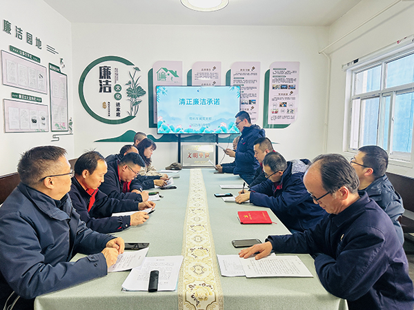 1月9日下午，物料車間黨支部組織黨員領(lǐng)導(dǎo)干部及重點(diǎn)崗位人員開展了新年“第一課”活動(dòng)。--圖為重點(diǎn)崗位人員趙宇進(jìn)行清正廉潔承諾.jpg