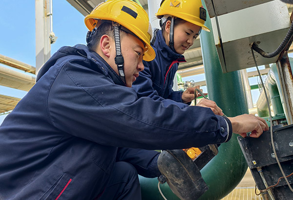 廢水崗位當(dāng)班人員發(fā)現(xiàn)濁度儀有故障，現(xiàn)場(chǎng)排查故障.jpg