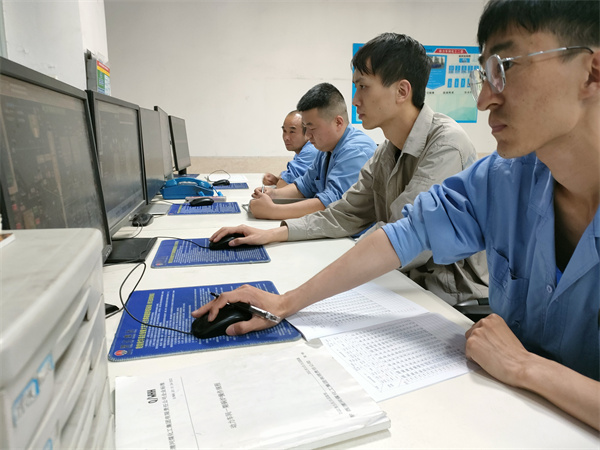 空塔阻力實驗期間，工藝人員在DCS上面操作。.jpg