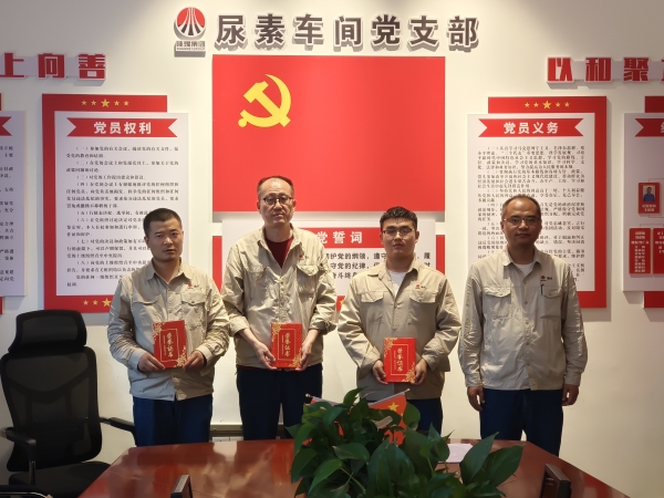 6月20，主任王濤為化工二班頒獎(jiǎng).jpg
